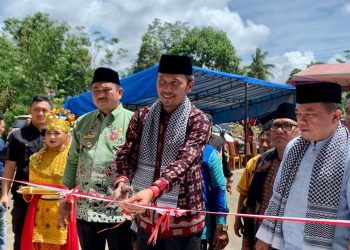 Ketua DPRD Provinsi Jambi, Edi Purwanto, menghadiri peresmian Masjid Raya Baiturrahim di Dusun Rantau Keloyang, Kecamatan Pelepat, Kabupaten Bungo, Kamis (18/1). [Foto: Humas/Hadian]