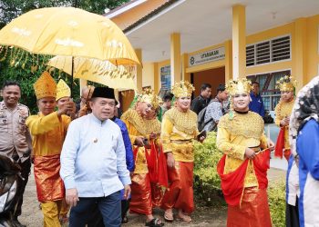 Gubernur Al Haris saat mengunjungi SMK Negeri 8 Bungo, Kamis (18/01/2024). [Foto: Diskominfo/Erict]