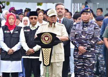 Menhan RI Prabowo Subianto didampingi Kasal Laksamana TNI Dr. Muhammad Ali, melepas keberangkatan misi perdamaian untuk korban konflik di Gaza bertempat di Dermaga Kolinlamil, Jakarta Utara, Kamis (18/01). [Foto: Dinas Penerangan AL]