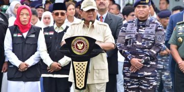 Menhan RI Prabowo Subianto didampingi Kasal Laksamana TNI Dr. Muhammad Ali, melepas keberangkatan misi perdamaian untuk korban konflik di Gaza bertempat di Dermaga Kolinlamil, Jakarta Utara, Kamis (18/01). [Foto: Dinas Penerangan AL]