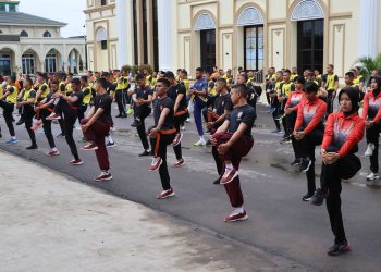 Personil Polresta Jambi laksanakan olahraga pagi bersama bertempat di Lapangan Apel Polresta Jambi, Jumat 19 Januari 2024. [Foto: Humas]