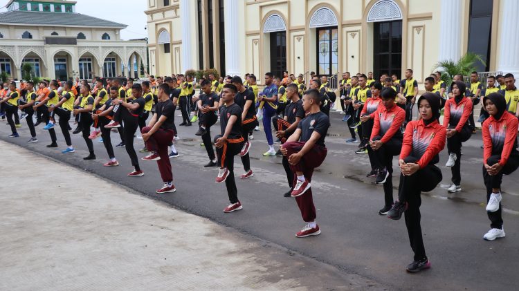 Personil Polresta Jambi laksanakan olahraga pagi bersama bertempat di Lapangan Apel Polresta Jambi, Jumat 19 Januari 2024. [Foto: Humas]