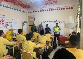 Bhabinkamtibmas Polsek Kota Baru, Aipda M Hafit, saat melakukan sambang ke Sekolah SMP Mutmainah, Jumat (19/1). [Foto: Humas]
