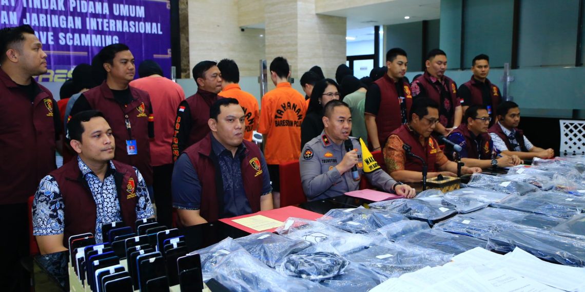 Penyidik Direktorat Tindak Pidana Umum Bareskrim Polri melakukan penangkapan terhadap tiga tersangka penipuan melalui aplikasi kencan daring di Gedung Bareskrim Polri, Jakarta Selatan, Jumat (19/1/24). [Foto: Humas]