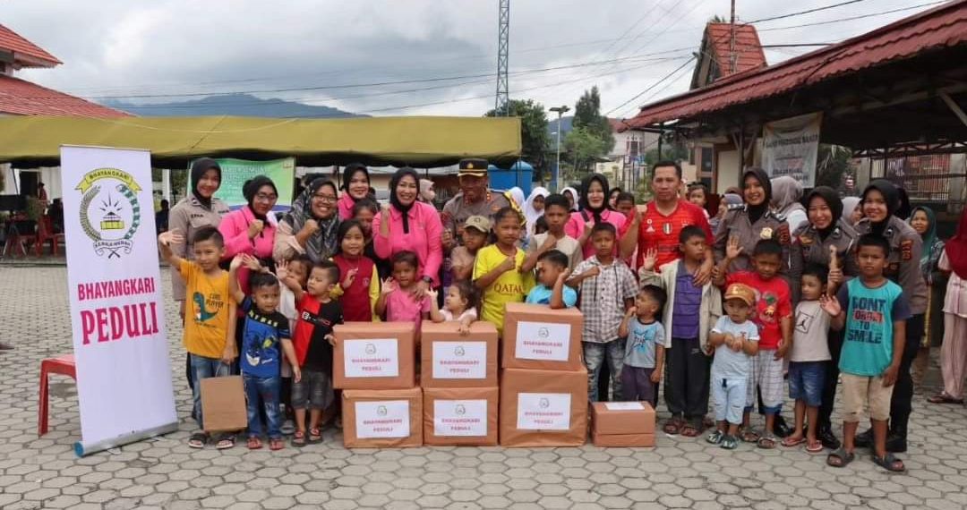 Bhayangkari Cabang Kerinci kembali salurkan bantuan kepada korban banjir di wilayah Sungai Penuh di eks Kantor DPRD kota Sungai Penuh di Desa Simpang Tiga Rawang, Jumat (19/1/24). [Foto: Humas]