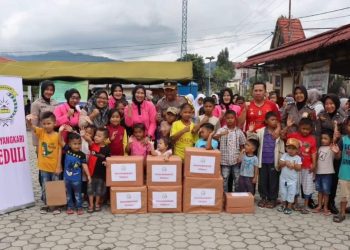 Bhayangkari Cabang Kerinci kembali salurkan bantuan kepada korban banjir di wilayah Sungai Penuh di eks Kantor DPRD kota Sungai Penuh di Desa Simpang Tiga Rawang, Jumat (19/1/24). [Foto: Humas]