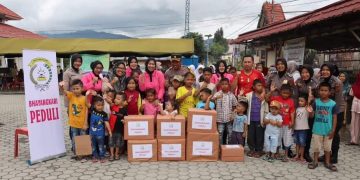 Bhayangkari Cabang Kerinci kembali salurkan bantuan kepada korban banjir di wilayah Sungai Penuh di eks Kantor DPRD kota Sungai Penuh di Desa Simpang Tiga Rawang, Jumat (19/1/24). [Foto: Humas]