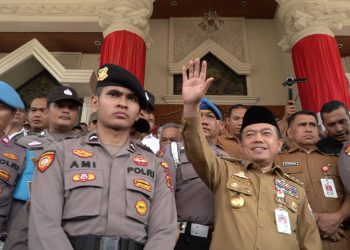 Gubernur Jambi, Al Haris, saat menemui aksi demo para sopir batubara yang berakhir ricuh terjadi di Kantor Gubernur Jambi pada Senin (22/1/2024). [Foto: Diskominfo/Erict]