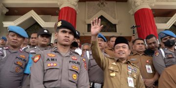 Gubernur Jambi, Al Haris, saat menemui aksi demo para sopir batubara yang berakhir ricuh terjadi di Kantor Gubernur Jambi pada Senin (22/1/2024). [Foto: Diskominfo/Erict]