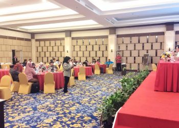 Subdit V Tipidsiber Dit Reskrimsus Polda Sultra memberikan materi dalam kegiatan yang diselenggarakan oleh Bawaslu Sultra di Kendari, Selasa 23 Januari 2024. [Foto: Humas]