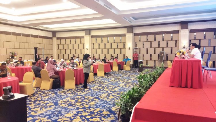 Subdit V Tipidsiber Dit Reskrimsus Polda Sultra memberikan materi dalam kegiatan yang diselenggarakan oleh Bawaslu Sultra di Kendari, Selasa 23 Januari 2024. [Foto: Humas]