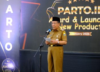 Wagub Sani pada kegiatan PARTO.ID Award dan Launching New Product yang dilaksanakan di Gedung Mahligai Bank 9 Jambi, Senin (29/01/2024). [Foto: Diskominfo/Sobirin]
