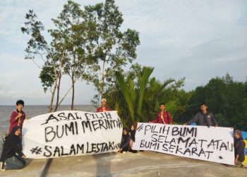 Mapala Pamsaka dan Penggiat Lingkungan saat melakukan pembentangan spanduk pada Selasa, (30/01/24). [Foto: Wahyu Jati]