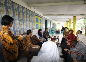 Kepala Eksekutif Pengawas Perilaku Pelaku Usaha Jasa Keuangan, Edukasi, dan Pelindungan Konsumen OJK, Friderica Widyasari Dewi, bersama Plt. Kepala BPS, Amalia Adininggar Widyasanti hadir dalam pemantauan pelaksanaan SNLIK di Kabupaten Sleman dan Kabupaten Kulon Progo, Dl Yogyakarta, Selasa (30/01). [Foto: Humas OJK]