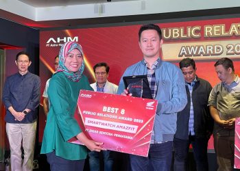 Senior Manager Corporate Communication AHM Rina Listiani menyerahkan Piagam Penghargaan Best Public Relations Astra Honda 2023 kepada Andrew Attan selaku GM Marketing Sinsen, Selasa (30/1). [Foto: Sinsen Jambi/Ajeng]