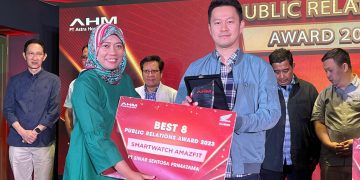 Senior Manager Corporate Communication AHM Rina Listiani menyerahkan Piagam Penghargaan Best Public Relations Astra Honda 2023 kepada Andrew Attan selaku GM Marketing Sinsen, Selasa (30/1). [Foto: Sinsen Jambi/Ajeng]