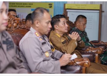 Pj Bupati Muaro Jambi, Bachyuni Deliansyah mengikuti zoom meeting Ops Lilin 2023 dalam rangka pengamanan Tahun Baru 2024 di Posyan Citra Raya City, Minggu (31/12/2023). [Foto: Diskominfo Muaro Jambi]