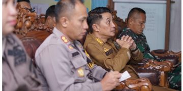 Pj Bupati Muaro Jambi, Bachyuni Deliansyah mengikuti zoom meeting Ops Lilin 2023 dalam rangka pengamanan Tahun Baru 2024 di Posyan Citra Raya City, Minggu (31/12/2023). [Foto: Diskominfo Muaro Jambi]