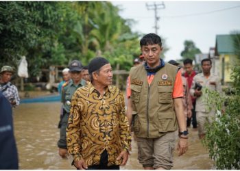 Pj Bupati Bachyuni saat meninjau lokasi banjir di Kecamatan Kumpeh. [Foto: Diskominfo Muaro Jambi]