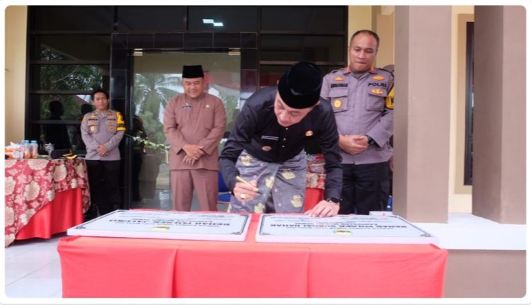 Pj Bupati Bachyuni saat peresmian renovasi Gedung Polsek Jambi Luar Kota (Jaluko) dan Polsek Sungai Bahar Kabupaten Muaro Jambi, Kamis (04/01/23). [Foto: Diskominfo Muaro Jambi]