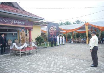 Pj Bupati Muaro Jambi, Bachyuni Deliansyah menjadi Irup peringatan HUT Bank Jambi ke-61, yang digelar di Kantor Cabang Bank Jambi Senget, Muaro Jambi, Senin (08/1/2024). [Foto: Diskominfo]
