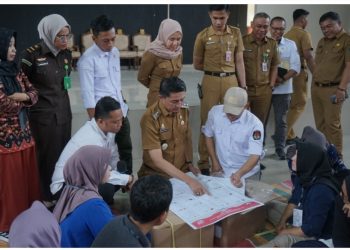 Pj Bupati Muaro Jambi, Bachyuni Deliansyah saat meninjau proses pelaksanaan pelipatan kertas surat suara untuk Pemilihan Umum Kabupaten Muaro Jambi 2024 di Sengeti, Senin 8 Januari 2024. [Foto: Diskominfo]