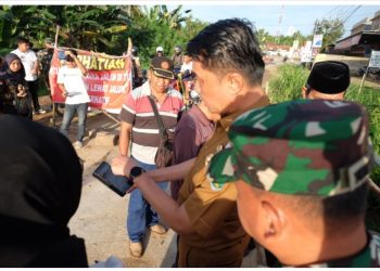 Pj Bupati Bachyuni tinjau renovasi pembangunan jembatan penghubung, antara Desa Kasang Kumpeh dan Desa Kasang Pudak di Kecamatan Kumpeh Ulu pada Rabu, (10/1/2024). [Foto: Diskominfo]