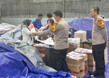 Kapolresta Jambi saat mengecek penyusunan surat suara di Lapangan Hall Regent, Kelurahan Payo Selincah, Kecamatan Paalmerah, Kota Jambi, Kamis (18/01). [Foto: sinergitas/Dody]