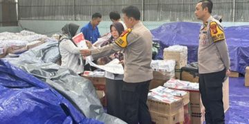 Kapolresta Jambi saat mengecek penyusunan surat suara di Lapangan Hall Regent, Kelurahan Payo Selincah, Kecamatan Paalmerah, Kota Jambi, Kamis (18/01). [Foto: sinergitas/Dody]