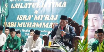 Wagub Sani saat memberikan tausiah dalam rangka Lailatul Ijtima dan Isra' Mi’raj Nabi Muhammad SAW 1445 H Nahdatul Ulama Kecamatan Tungkal Ulu, bertempat di lapangan Pasar Pagi, Desa Taman Rajo Kecamatan Tungkal Ulu Kabupaten Tanjung Jabung Barat, Senin (05/02/2024). [Foto: Diskominfo/Harun]