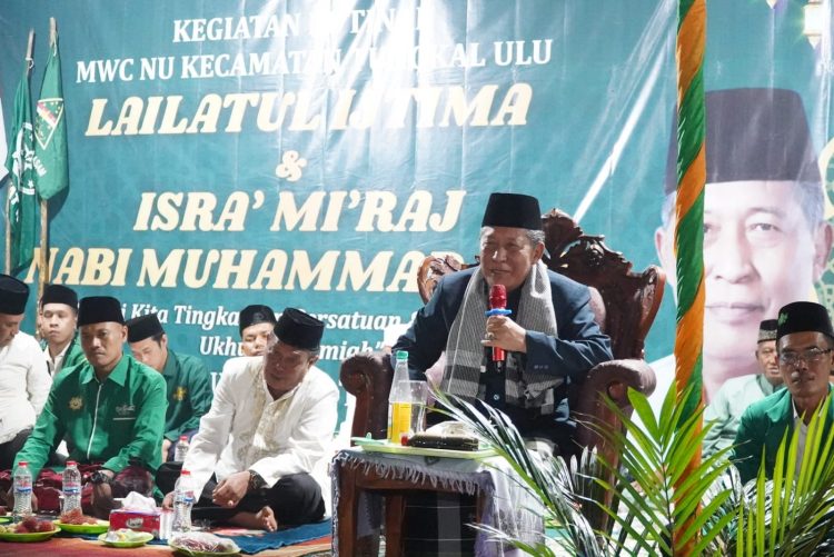 Wagub Sani saat memberikan tausiah dalam rangka Lailatul Ijtima dan Isra' Mi’raj Nabi Muhammad SAW 1445 H Nahdatul Ulama Kecamatan Tungkal Ulu, bertempat di lapangan Pasar Pagi, Desa Taman Rajo Kecamatan Tungkal Ulu Kabupaten Tanjung Jabung Barat, Senin (05/02/2024). [Foto: Diskominfo/Harun]