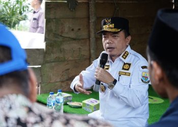 Gubernur Jambi, Al Haris saat bertemu dan berdialog dengan petani di Desa Tedar Kuranji, Kecamatan Maro Sebo Ilir, Kabupaten Batanghari, Kamis (29/02/2024). [Foto: Diskominfo/Ardi Susianto]