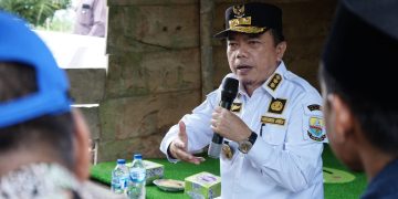 Gubernur Jambi, Al Haris saat bertemu dan berdialog dengan petani di Desa Tedar Kuranji, Kecamatan Maro Sebo Ilir, Kabupaten Batanghari, Kamis (29/02/2024). [Foto: Diskominfo/Ardi Susianto]