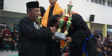 Wagub Sani saat penutupan Kejuaraan Pencak Silat PSHT Open Piala Gubernur Jambi yang berlangsung sejak 27 Februari - 1 Maret 2024 di Gedung Aula Asrama Haji Provinsi Jambi, Kamis (29/02/2024). [Foto: Diskominfo/Novriansah]