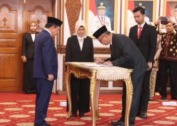 Gubernur Jambi, Al Haris, melantik H. Hairul Suhairi, S.E., M.M menjadi Direktur Utama PT. Bank Pembangunan Daerah Jambi, bertempat di Auditorium Rumah Dinas Gubernur Jambi, Kamis (07/03/2024). (Foto: Diskominfo/Agus)