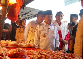 Gubernur Haris saat Sidak Harga Bahan Pokok di Pasar Angso Duo Jambi, Jumat (08/03/2024). [Foto: Diskominfo/Patra]