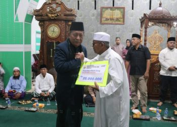 Wagub pada kegiatan Safari Ramadhan 1445 H Pemerintah Provinsi Jambi di Kabupaten Tanjung Jabung Timur, bertempat di Masjid Nur Syaifuddin Kelurahan Teluk Dawan Kecamatan Dendang, Minggu (18/03/2024). (Foto: Diskominfo/Agus)