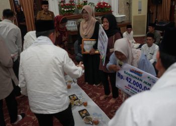 Gubernur Al Haris, menyerahkan Piagam dan Bantuan Pensiunan ASN Guru dilingkup Pemprov Jambi yang berada di Kabupaten Sarolangun dan Bantuan BPJS Ketenagakerjaan, yang kemudian dilanjutkan dengan buka puasa bersama di Rumah Dinas Bupati Sarolangun, Senin (18/03/2024). (Foto: Diskominfo/Novriansah)
