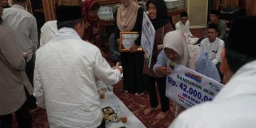 Gubernur Al Haris, menyerahkan Piagam dan Bantuan Pensiunan ASN Guru dilingkup Pemprov Jambi yang berada di Kabupaten Sarolangun dan Bantuan BPJS Ketenagakerjaan, yang kemudian dilanjutkan dengan buka puasa bersama di Rumah Dinas Bupati Sarolangun, Senin (18/03/2024). (Foto: Diskominfo/Novriansah)