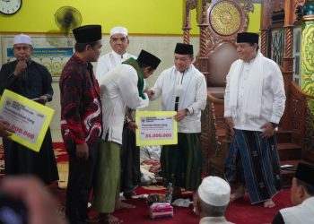 Gubernur saat melakukan Safari Ramadhan 1445 H di Masjid Jami’ Annajah, Desa Ladang Panjang Kecamatan Sarolangun, Kabupaten Sarolangun, Senin (18/03/2024). (Foto: Diskominfo/Novriansah)