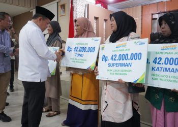 Gubernur saat menyerahkan Piagam dan Bantuan Pensiunan ASN Guru dilingkup Provinsi Jambi yang berada di Kabupaten Merangin serta Bantuan dari Kopri dan BPJS Ketenagakerjaan bagi Pekerja Kebersihan di Aula Kantor Bupati Merangin, Selasa (19/03/2024)(Foto: Diskominfo/Novriansah)