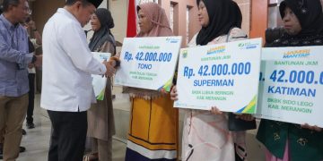 Gubernur saat menyerahkan Piagam dan Bantuan Pensiunan ASN Guru dilingkup Provinsi Jambi yang berada di Kabupaten Merangin serta Bantuan dari Kopri dan BPJS Ketenagakerjaan bagi Pekerja Kebersihan di Aula Kantor Bupati Merangin, Selasa (19/03/2024)(Foto: Diskominfo/Novriansah)