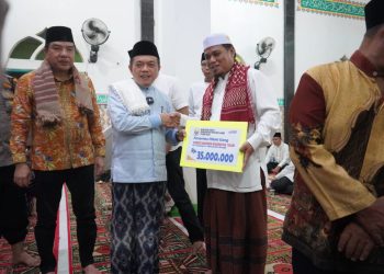 Gubernur Al Haris bersama Tim Safari Ramadhan Provinsi Jambi bersama Pemerintah Kabupaten Merangin melaksanakan buka puasa bersama yang kemudian dilanjutkan dengan sholat magrib, isya dan tarawih bersama di Masjid Muhajirin, Desa Meranti, Kecamatan Renah Pamenang, Kabupaten Merangin, Selasa (19/03/2024). (Foto: Diskominfo/Novriansah)