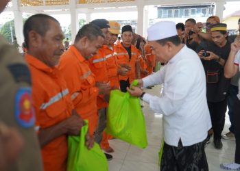 Gubernur Al Haris menyerahan bantuan secara simbolis ini dilaksanakan pada Jumat (22/03/2024) siang, bertempat di Auditorium Rumah Dinas Gubernur Jambi. (Foto: Diskominfo/Novriansah)