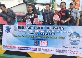 Pengurus DPC PJS Bangka Selatan saat membagikan takjil kepada pengguna jalan, Jumat (29/03/2024).