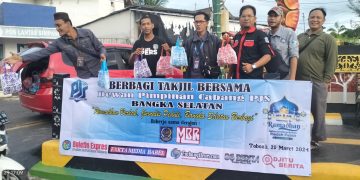 Pengurus DPC PJS Bangka Selatan saat membagikan takjil kepada pengguna jalan, Jumat (29/03/2024).