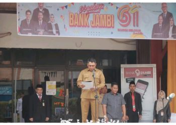 Wakil Bupati Tanjung Jabung Barat, Hairan, memimpin upacara perayaan Hari Ulang Tahun ke-61 Bank 9 Jambi cabang Kuala Tungkal. Senin (08/01/2024).