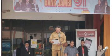 Wakil Bupati Tanjung Jabung Barat, Hairan, memimpin upacara perayaan Hari Ulang Tahun ke-61 Bank 9 Jambi cabang Kuala Tungkal. Senin (08/01/2024).