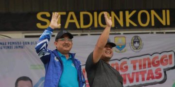 Bupati Tanjung Jabung Barat, Anwar Sadat menghadiri Pembukaan Gubernur Cup Jambi Tahun 2024 di Stadion KONI Kabupaten Batanghari, Provinsi Jambi, Minggu (14/01/2024).