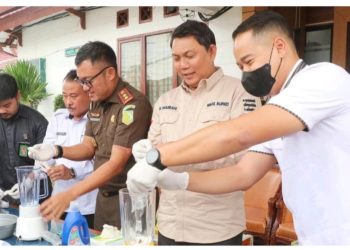 Wakil Bupati Hairan menghadiri dan mengikuti Rangkaian kegiatan Pemusnahan Barang Bukti perkara tindak pidana umum yang telah mempunyai kekuatan hukum tetap (inkrah) di Kantor Kejari Kuala Tungkal, Rabu (07/02/2024).